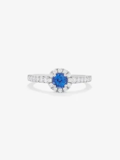 Anillo de oro blanco de 18K con zafiro azul en talla brillante de 0,71 cts y orla y brazo de 26 diamantes en talla brillante con un total de 0,36 cts
