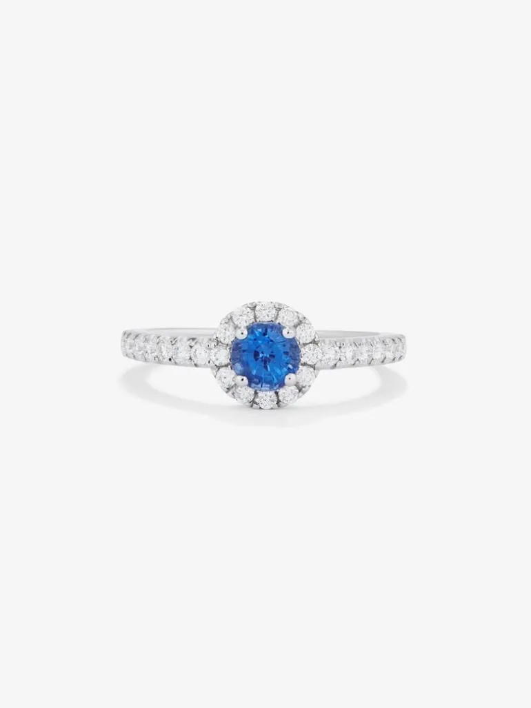 Anillo de oro blanco de 18K con zafiro azul en talla brillante de 0,71 cts y orla y brazo de 26 diamantes en talla brillante con un total de 0,36 cts