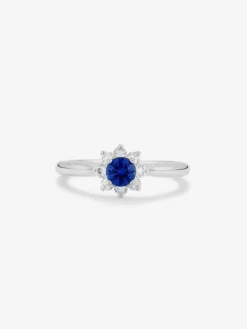Anillo de oro blanco de 18K con zafiro azul royal en talla brillante de 0,38 cts y diamantes blancos en talla brillante de 0,28 cts