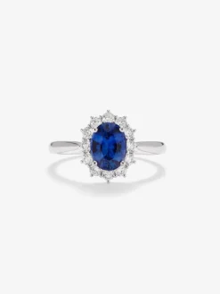 Anillo de oro blanco de 18K con zafiro azul royal en talla oval de 2,02 cts y diamantes blancos en talla brillante de 0,35 cts