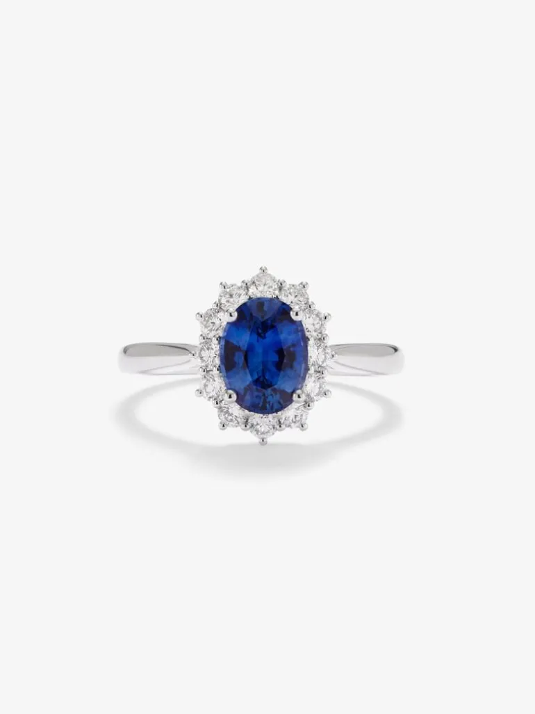 Anillo de oro blanco de 18K con zafiro azul royal en talla oval de 2,02 cts y diamantes blancos en talla brillante de 0,35 cts