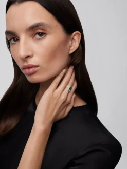 Anillo de oro blanco de 18K con esmeralda verde en talla octogonal de 1,67 cts y orla y brazo de 30 diamantes en talla brillante con un total de 0,43 cts