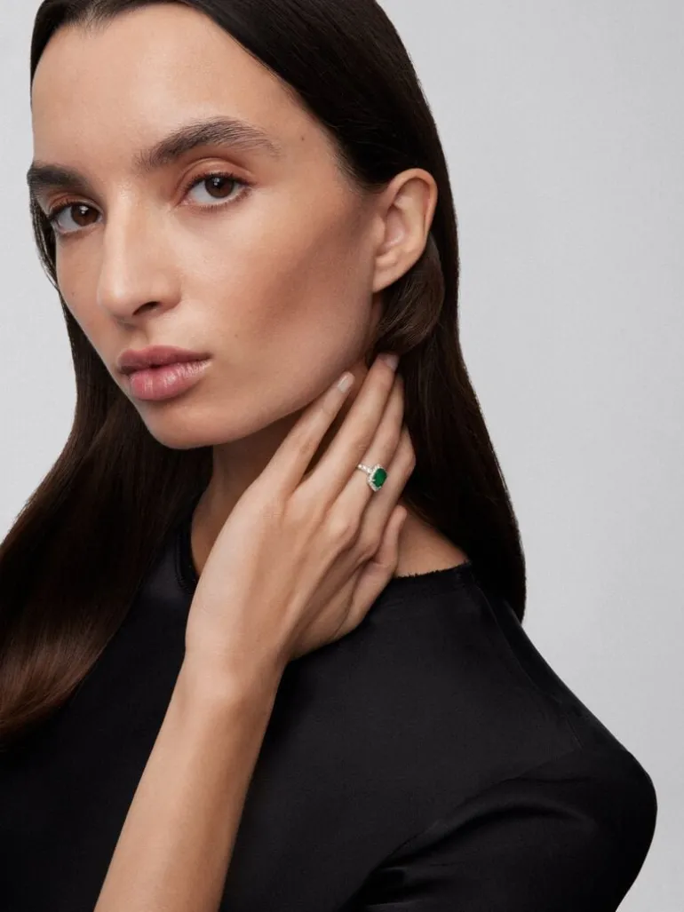 Anillo de oro blanco de 18K con esmeralda verde en talla octogonal de 1,67 cts y orla y brazo de 30 diamantes en talla brillante con un total de 0,43 cts