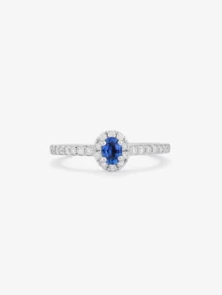 Anillo de oro blanco de 18K con zafiro azul 0,43 cts y 30 diamantes en talla brillante con un total de 0,32 cts