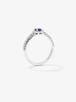 Anillo de oro blanco de 18K con zafiro azul en talla brillante de 0,4 cts y orla y brazo de 24 diamantes en talla brillante con un total de 0,3 cts
