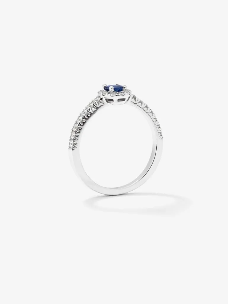 Anillo de oro blanco de 18K con zafiro azul en talla brillante de 0,4 cts y orla y brazo de 24 diamantes en talla brillante con un total de 0,3 cts