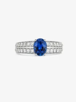 Anillo de oro blanco de 18K con zafiro azul vivid en talla oval de 1,292 cts y 32 diamantes en talla brillante con un total de 0,6 cts