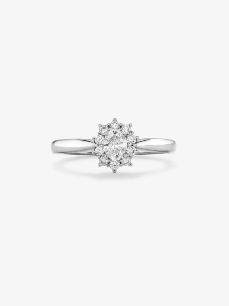 Anillo de oro blanco de 18K con diamante blanco central en talla oval de 0,3 cts y orla de 10 diamantes en talla brillante con un total de 0,18 cts