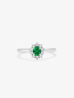 Anillo de oro blanco de 18K con esmeralda verde en talla oval y diamantes blancos en talla brillante
