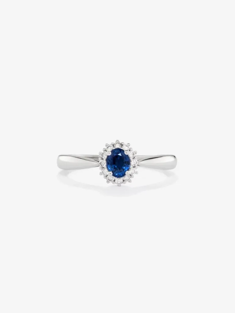 Anillo de oro blanco de 18K con zafiro azul royal en talla oval y diamantes en talla brillante