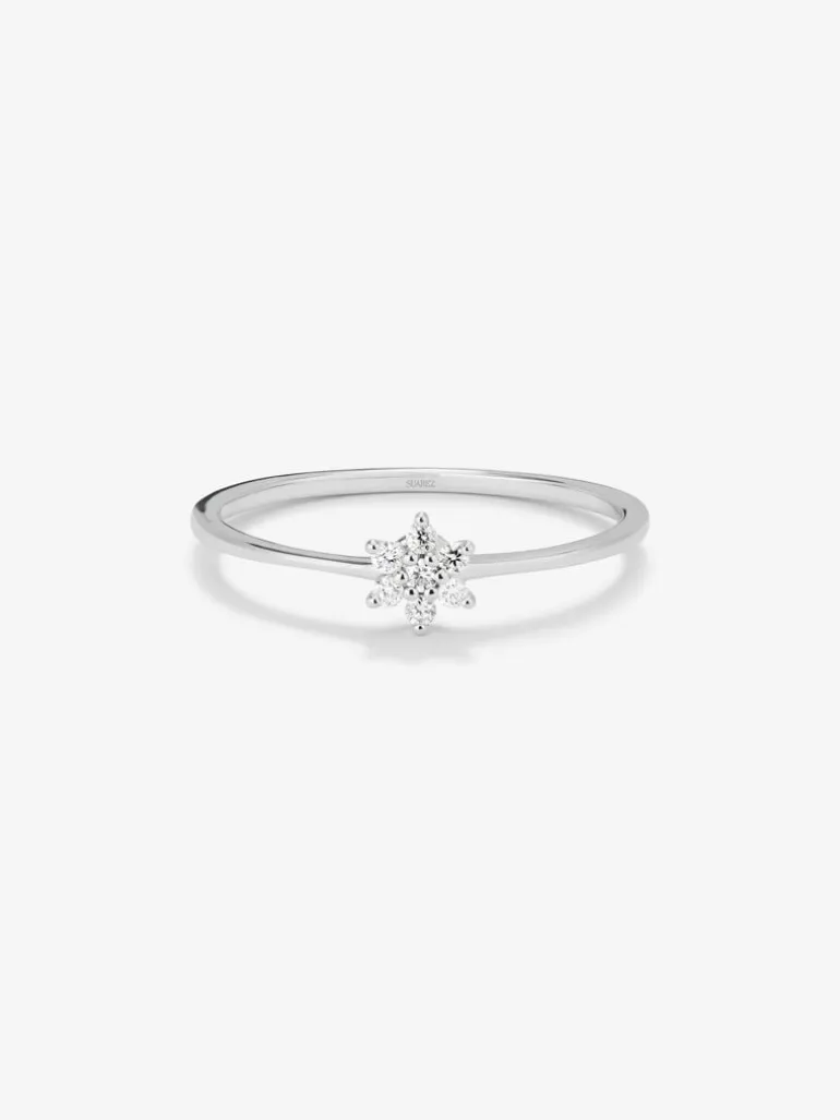Anillo de oro blanco de 18K con 7 diamantes en talla brillante con un total de 0,07 cts y forma de estrella