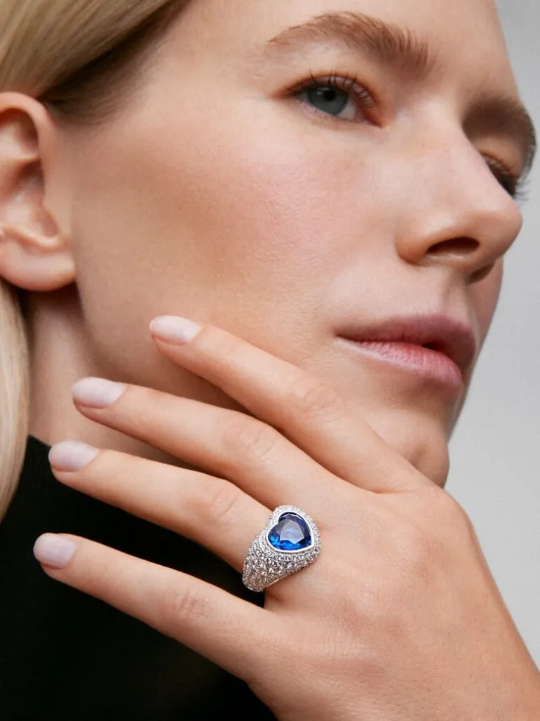 Anillo de oro blanco de 18K con 101 diamantes en talla brillante con un total de 2,22 cts y zafiro azul en talla corazón de 4,47 cts