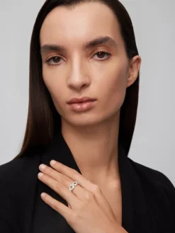Anillo de oro blanco de 18K con 45 diamantes en talla brillante con un total de 1,05 cts