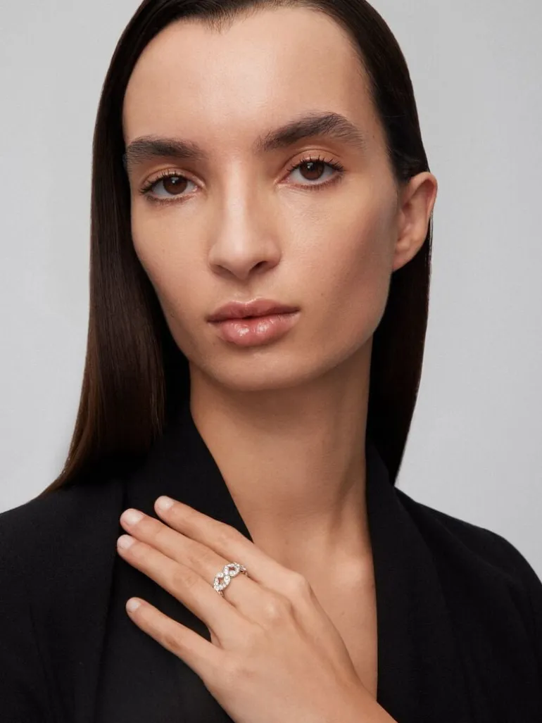 Anillo de oro blanco de 18K con 45 diamantes en talla brillante con un total de 1,05 cts