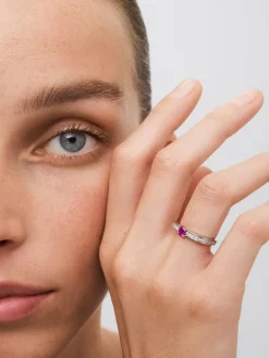 Anillo de oro blanco de 18K con rub&iacute; rojo en talla oval de 0,42 cts y 22 diamantes en talla brillante con un total de 0,16 cts