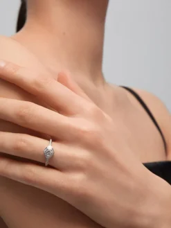 Anillo de oro blanco de 18K con un diamante central en talla brillante de 0,2 cts, 2 en talla baguette con un total de 0,05 cts y 38 en talla brillante con un total de 0,12 cts