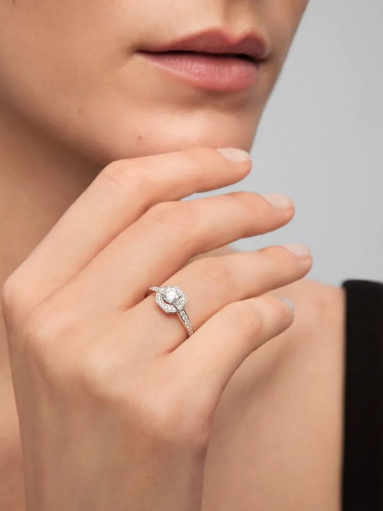 Anillo de oro blanco de 18K con un diamante en talla brillante central de 0,4 cts y 34 diamantes en talla brillante con un total de 0,24 cts