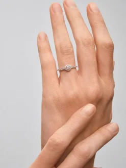 Anillo de oro blanco de 18K con diamante central en talla brillante de 0,15 cts y orla y brazo de 28 diamantes en talla brillante con un total de 0,3 cts