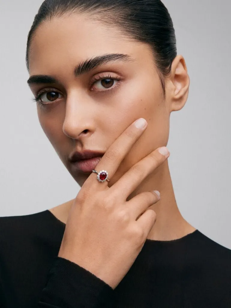 Anillo de oro blanco de 18K con rubí rojo vivid en talla oval de 1,58 cts y diamantes blancos en talla brillante de 0,34 cts