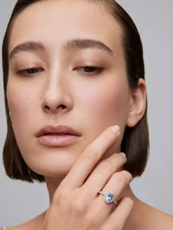 Anillo de oro blanco de 18K con aguamarina en talla oval de 1,6 cts y 32 diamantes en talla brillante con un total de 0,49 cts
