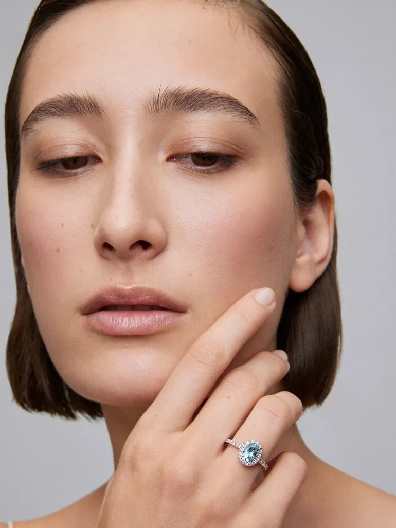 Anillo de oro blanco de 18K con aguamarina en talla oval de 1,6 cts y 32 diamantes en talla brillante con un total de 0,49 cts