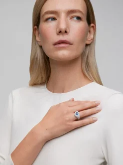 Anillo de oro blanco de 18K con pavé de diamantes blancos en talla brillante de 2,19 cts y zafiro azul en talla corazón de 3,47 cts
