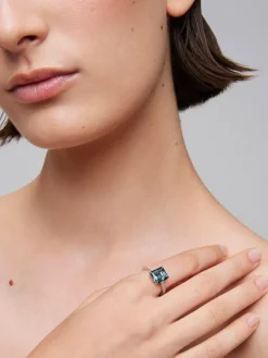 Anillo de oro blanco de 18K con topacio azul london en talla octogonal de 3,74 cts y 16 diamantes en talla brillante con un total 0,19 cts