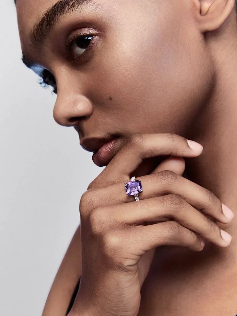 Anillo de oro blanco de 18K con amatista morada en talla esmeralda de 4,25 cts y 14 diamantes en talla brillante con un total de 0,32 cts
