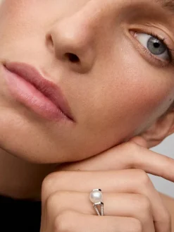 Anillo de oro blanco de 18K con perla akoya de 8mm y 60 diamantes en talla brillante con un total de 0,23 cts