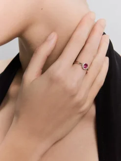 Anillo de oro blanco de 18K con rub&iacute; rojo vivid en talla oval de 0,53 cts y diamantes blancos en talla brillante de 0,18 cts