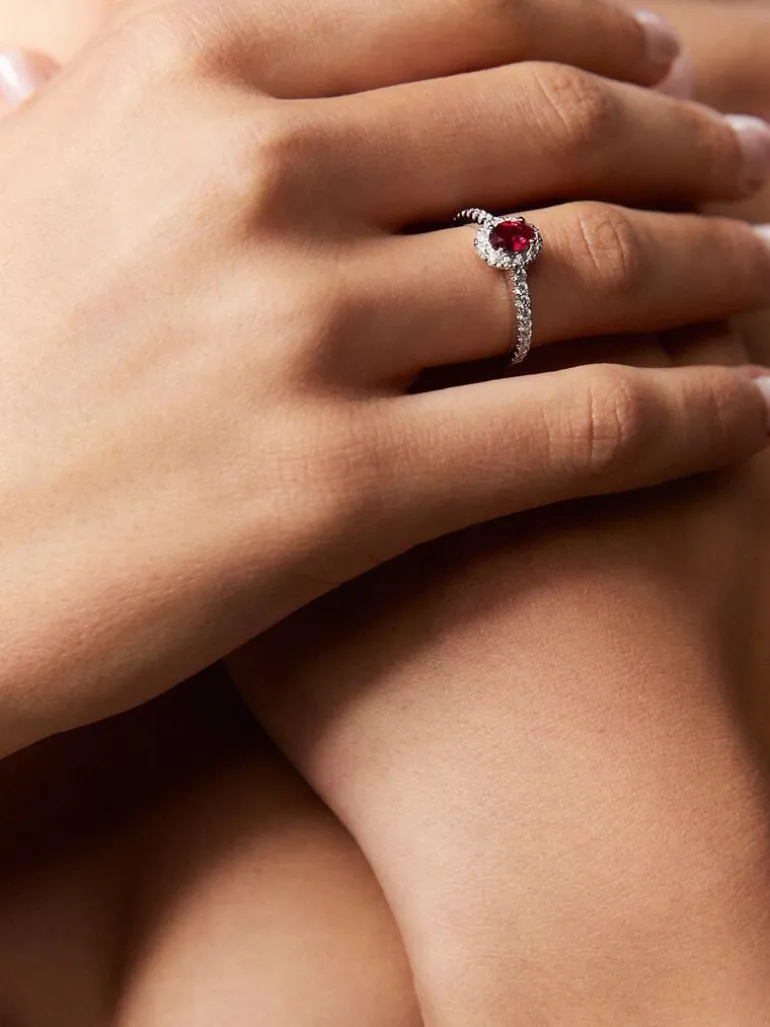 Anillo de oro blanco de 18K con rubí rojo intenso en talla oval de 0,52 cts y diamantes blancos en talla brillante de 0,29 cts