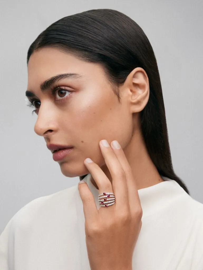 Anillo de oro blanco de 18K con 60 diamantes en talla brillante con un total de 1 cts y 5 rubíes rojos en talla pera con un total de 1,14 cts