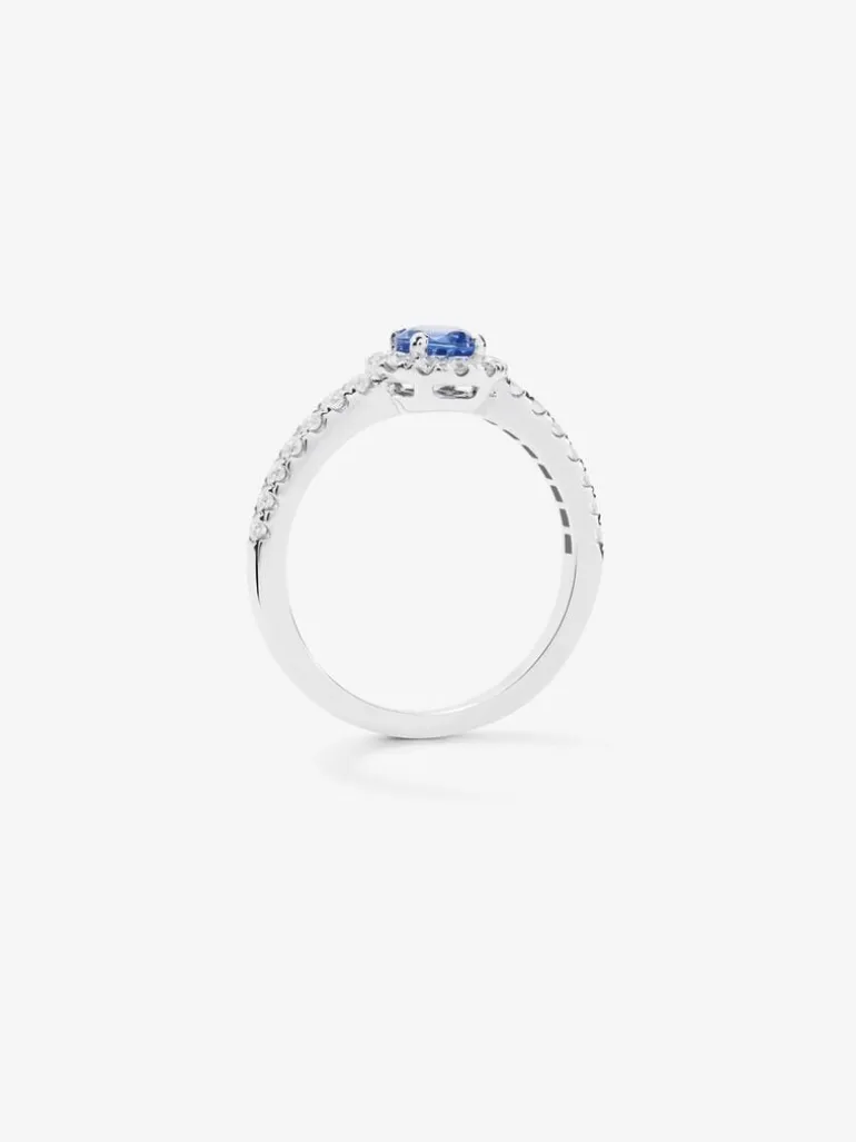 Anillo de oro blanco de 18K con zafiro azul en talla brillante de 0,71 cts y orla y brazo de 26 diamantes en talla brillante con un total de 0,36 cts