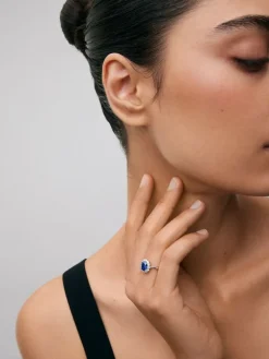 Anillo de oro blanco de 18K con zafiro azul royal en talla oval de 2,02 cts y diamantes blancos en talla brillante de 0,35 cts