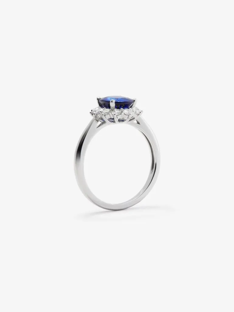 Anillo de oro blanco de 18K con zafiro azul cornflower en talla oval de 2,26 cts y 12 diamantes en talla brillante con un total de 0,47 cts