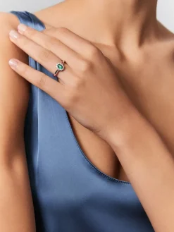 Anillo de oro blanco de 18K con esmeralda verde en talla oval y diamantes blancos en talla brillante