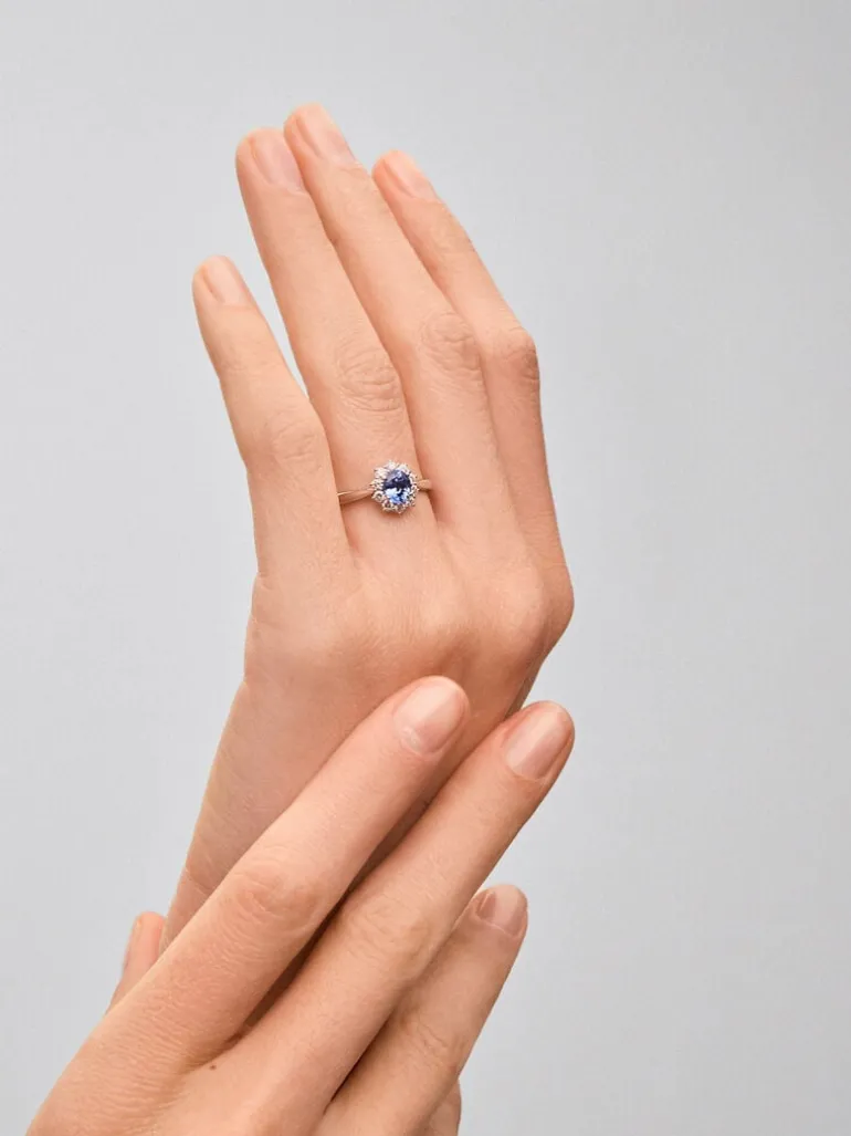 Anillo de oro blanco de 18K con zafiro azul royal en talla oval y diamantes en talla brillante
