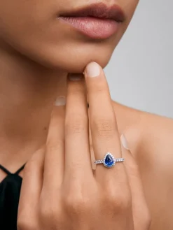 Anillo de oro blanco de 18K con zafiro azul en talla pera de 4,17 cts y 34 diamantes en talla brillante con un total de 0,63 cts