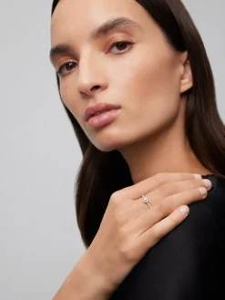 Anillo de oro blanco de 18K con 39 diamantes en talla brillante con un total de 0,16 cts