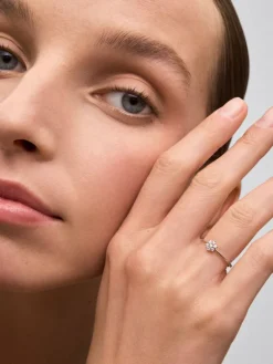 Anillo de oro blanco de 18K con 7 diamantes en talla brillante con un total de 0,14 cts y forma de estrella