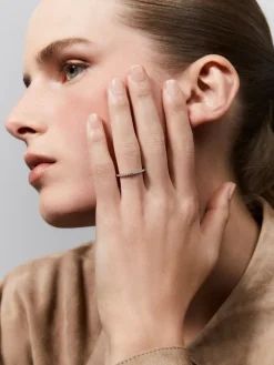 Anillo de oro blanco de 18K con 5 diamantes en talla brillante con un total de 0,05 cts