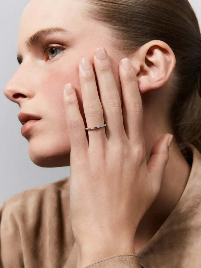 Anillo de oro blanco de 18K con 5 diamantes en talla brillante con un total de 0,05 cts