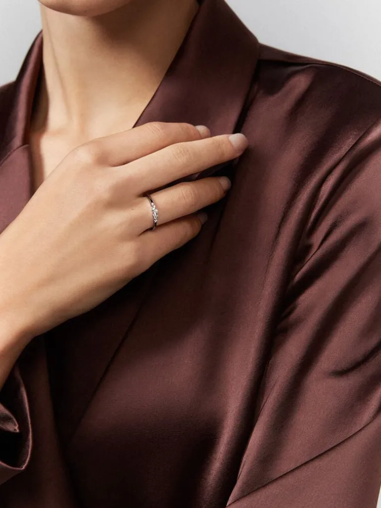 Anillo de oro blanco de 18K con 8 diamantes en talla brillante con un total de 0,1 cts