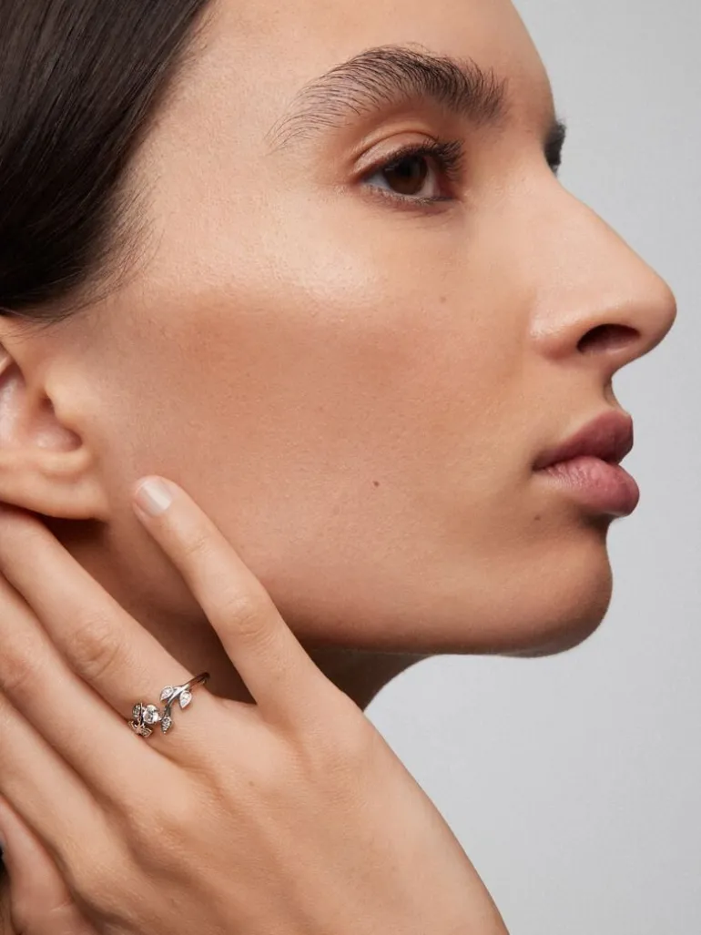 Anillo de oro blanco de 18K con 13 diamantes en talla brillante con un total de 0,19 cts