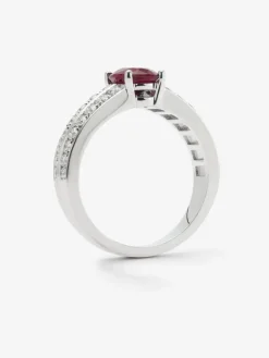 Anillo de oro blanco de 18K con rub&iacute; en talla oval de 0,52 cts y 52 diamantes en talla brillante con un total de 0,19 cts