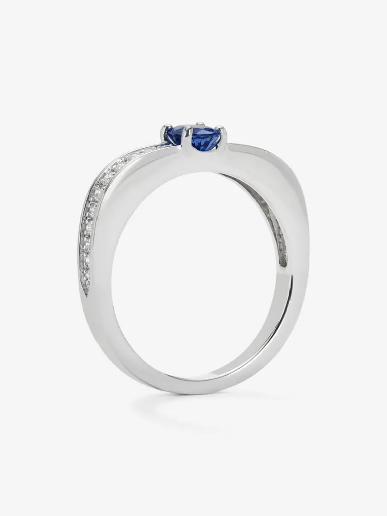 Anillo de oro blanco de 18K con zafiro azul en talla oval de 0,44 cts y 22 diamantes en talla brillante con un total de 0,16 cts