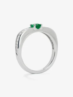 Anillo de oro blanco de 18K con esmeralda en talla oval de 0,32 cts y 22 diamantes en talla brillante con un total de 0,15 cts