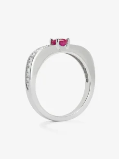 Anillo de oro blanco de 18K con rub&iacute; rojo en talla oval de 0,42 cts y 22 diamantes en talla brillante con un total de 0,16 cts