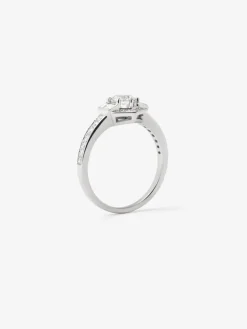 Anillo de oro blanco de 18K con un diamante central en talla brillante de 0,5 cts; 2 en talla baguette con un total de 0,16 cts y 26 en talla brillante con un total de 0,21 cts