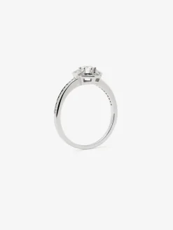 Anillo de oro blanco de 18K con un diamante central en talla brillante de 0,2 cts, 2 en talla baguette con un total de 0,05 cts y 38 en talla brillante con un total de 0,12 cts
